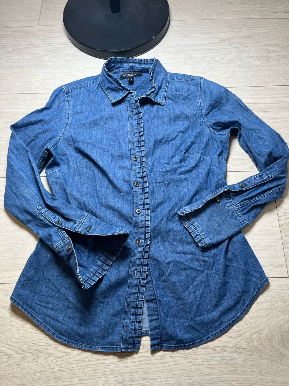 Banana Republic Riley Denim Shirt Blue Ruffle Tailored Button Down Women Size 4